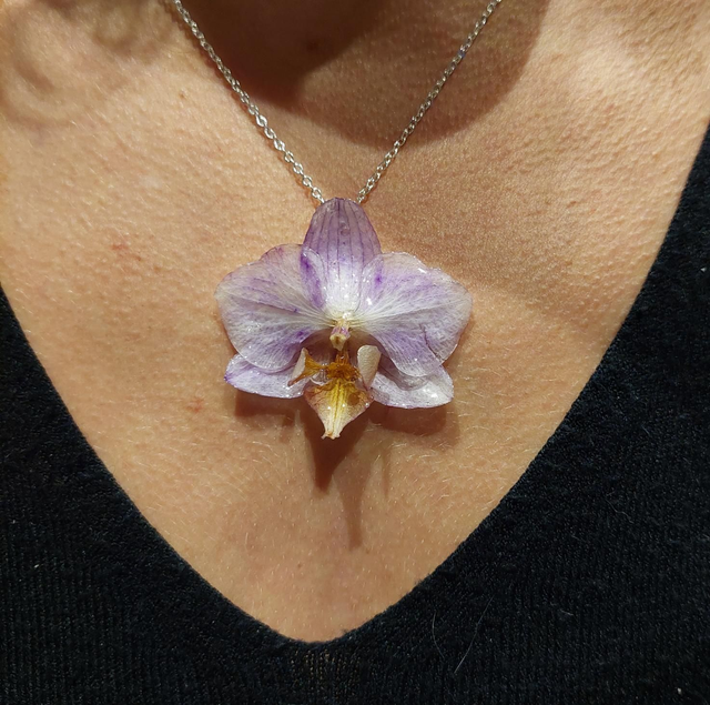 Collier Orchidée – Bijou floral fait main finition argentée