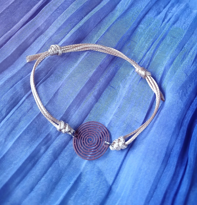 Bracelet breloque émaillée brun motif labyrinthe