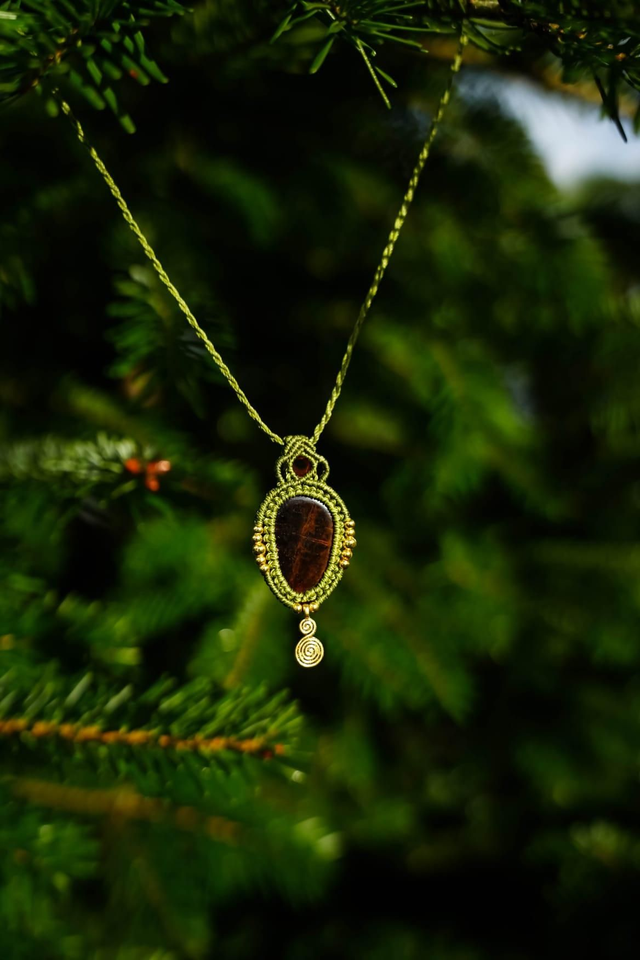 Collier en micro-macramé couleur kaki avec pierre Oeil de tigre 