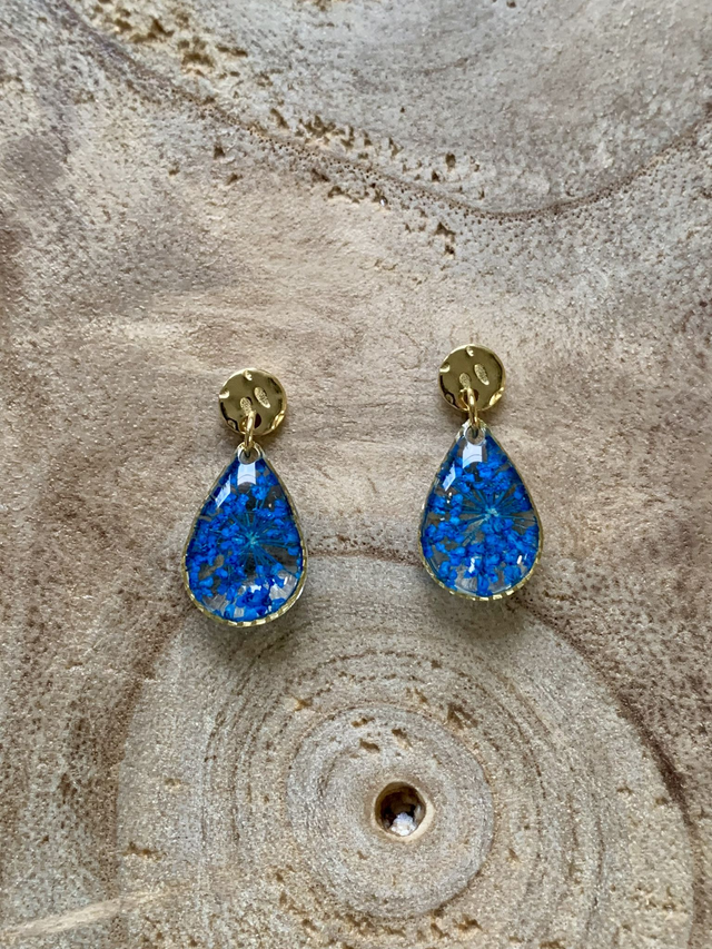 Bleues : boucles d&#039;oreilles clous (dorées)