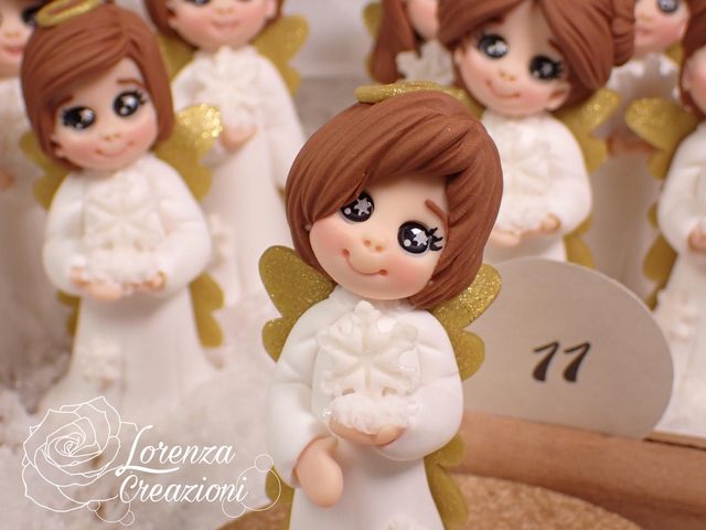 Angioletto del Natale 2025 n°11  con fiocco di neve, modellato e dipinto a mano. Pezzo unico, da collezione, firmato e numerato. Made in Italy, made in Treviso, Lorenza Creazioni.
