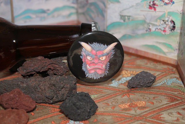 Décapsuleur magnétique  Oni Rouge - Couverture du Grand Livre des Oni