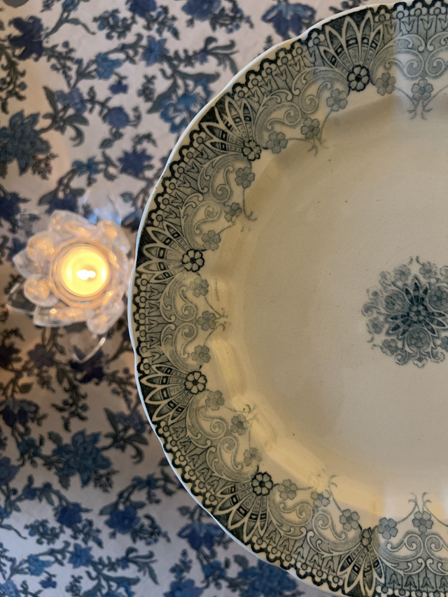 HENRIETTE - Plat piédouche (ou présentoir) signé Choisy le Roi - Terre de Fer