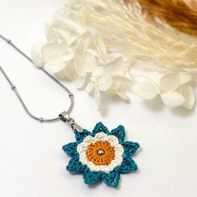 Collier avec pendentif Corolle ~ M ~ Bleu canard / Terracotta