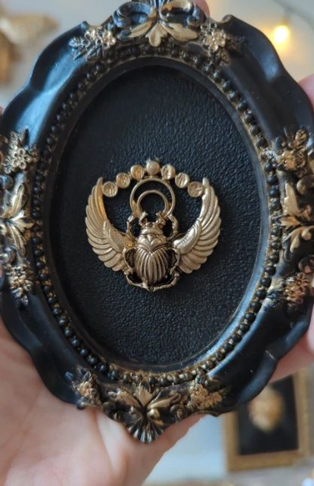 Cadre baroque doré vieilli scarabée + lunes