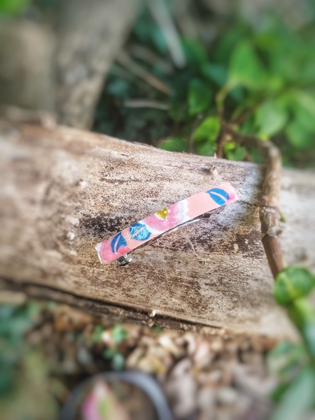 Petite Barrette en Papier Japonais – Élégance et Lumière