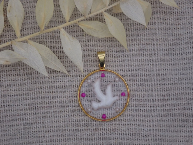 médaille Colombe - perles blanches et fuchsias