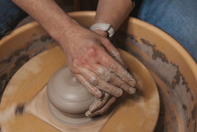 Töpfer Workshop - drehen an der Töpferscheibe mit Claudia von Alltagsakrobaten 