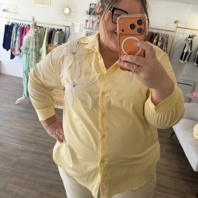 Chemise jaune détail fleur 