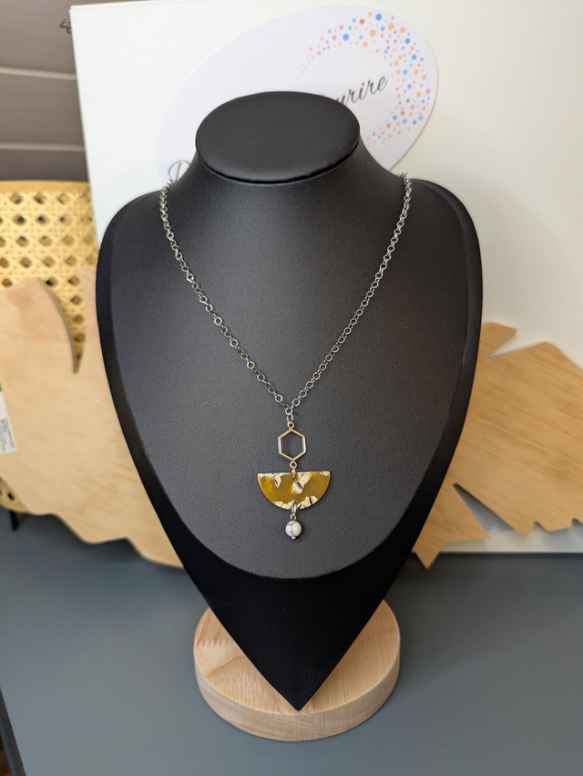 Collier mi long avec chaine couleur argent et pendentif en résine jaune et blanc, pendentif métal argenté. 