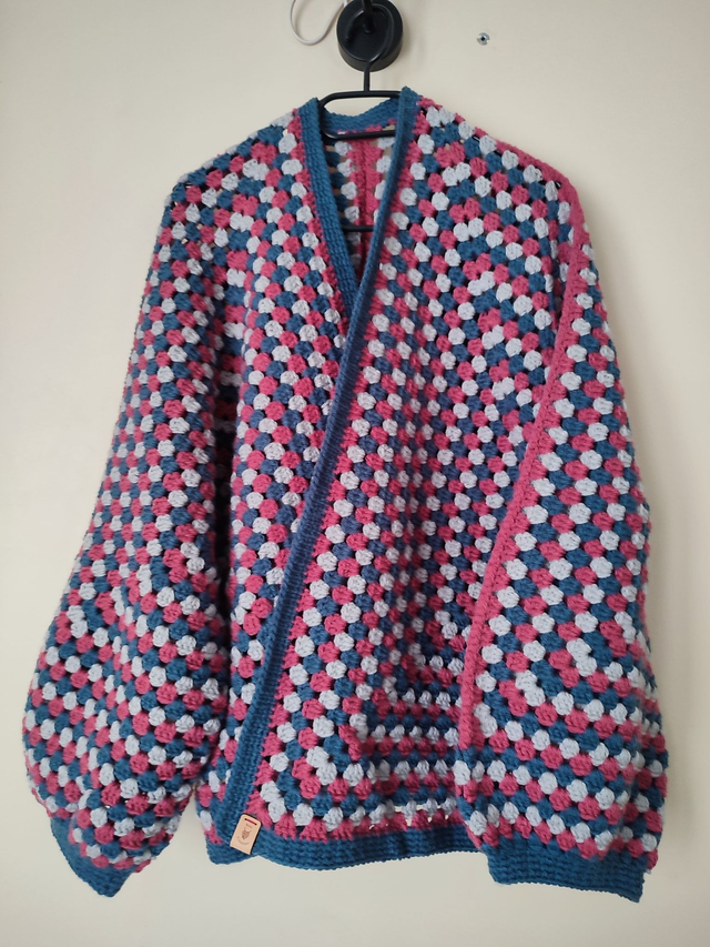 Cardigan Cosy - gris, bleu et rouge