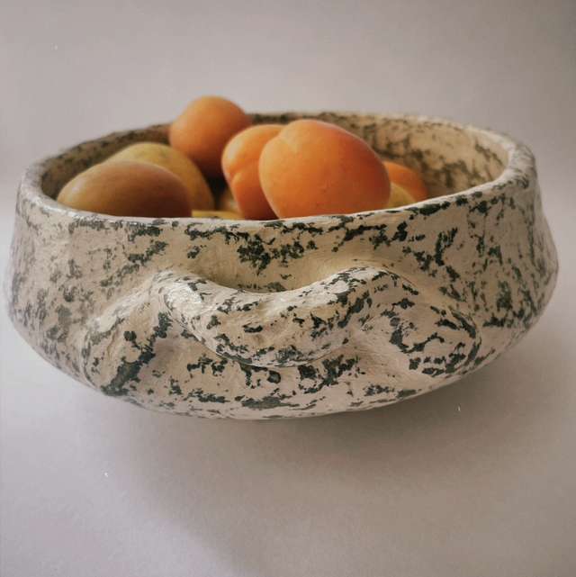 Plat de décoration recouvert de papier mâché vert marbré beige