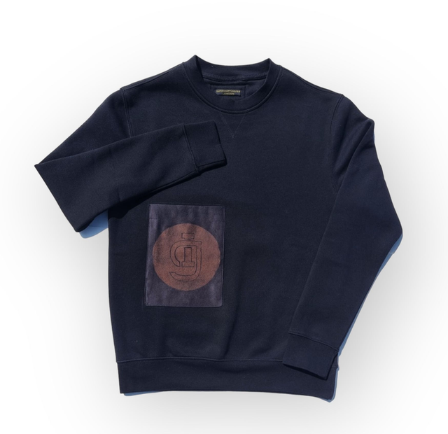 Sweatshirt with suedette front patch pocket featuring centered handprinted Muśe Logo