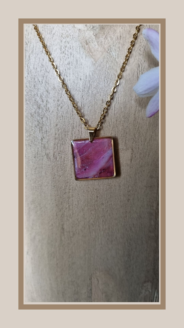 Collier rose poudré carré 