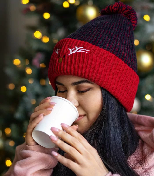Cappello con pompon screziato personalizzato