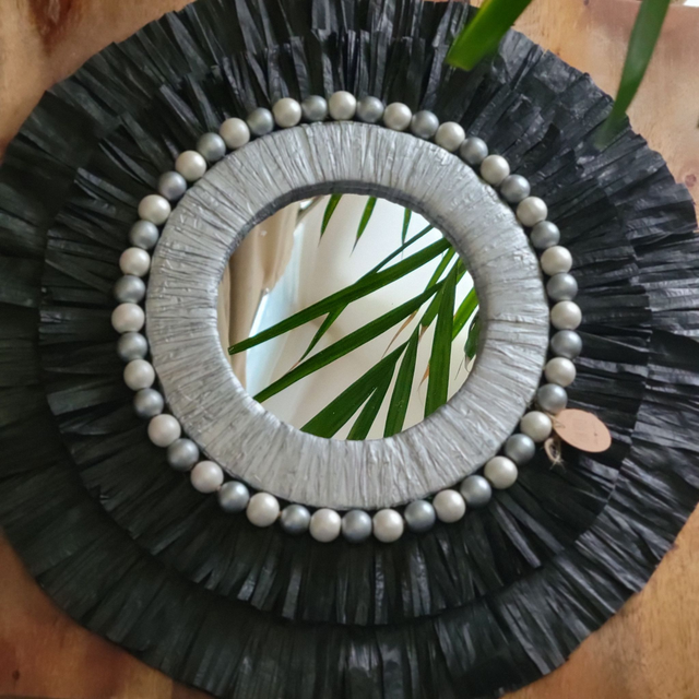 Miroir en papier raphia et perles