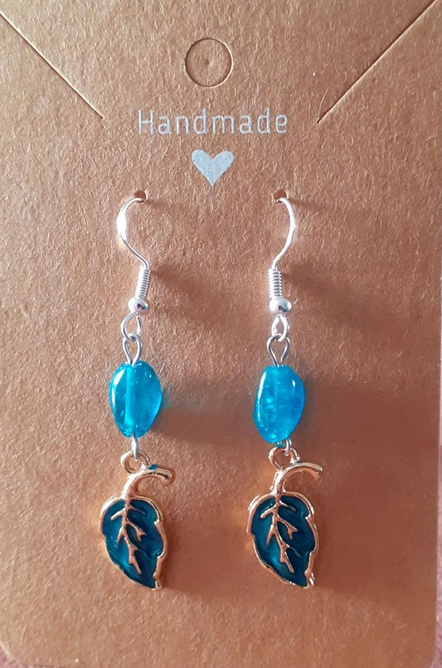 Boucles d'oreilles feuilles bleue et apatite bleue 