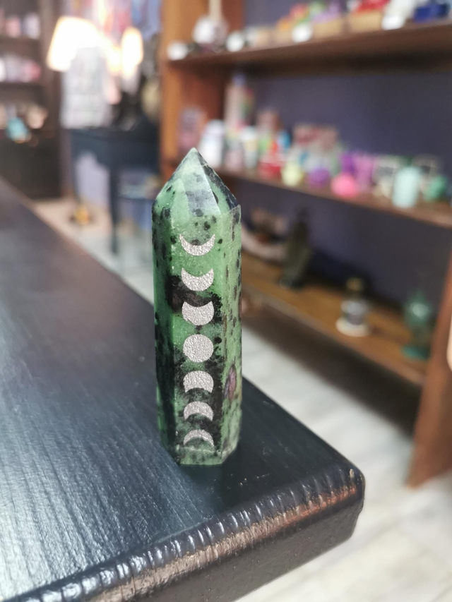 Punta Fase Lunar Zoisite y Rubí 