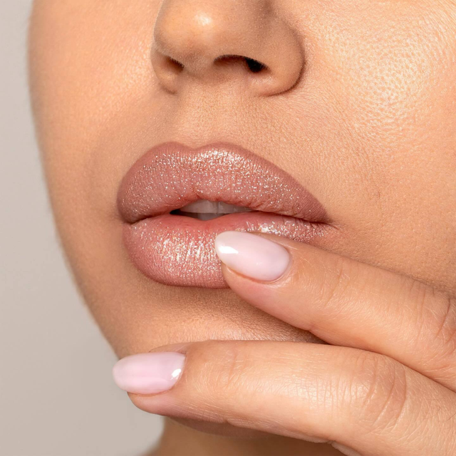Блестящо червило за секси устни
