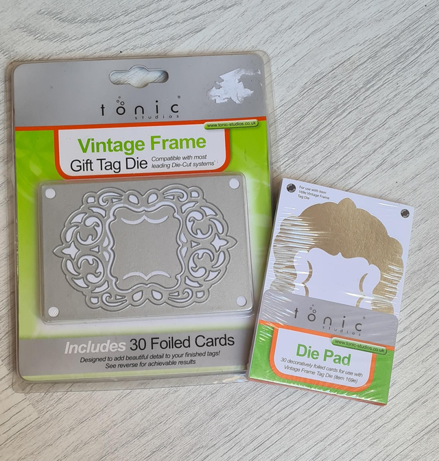 Tonic Studios Gift tag die + die pad 