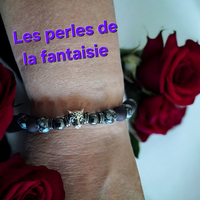 Bracelet perles de verre, perles hématite,breloque centrale léopard