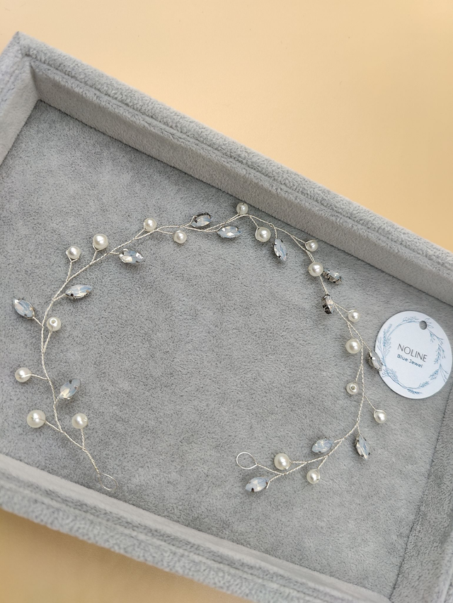 Serre-tête argenté orné de perles blanches et de strass  bleu opale