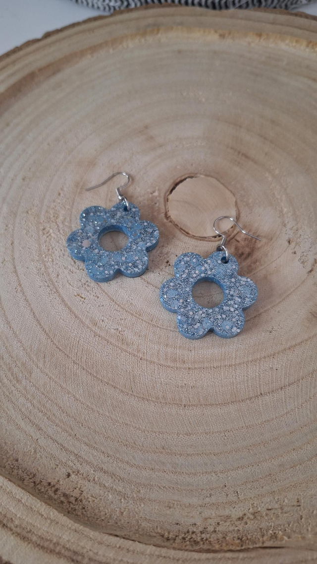 Boucles d&#039;oreilles fleurs bleues et paillettes argentées 