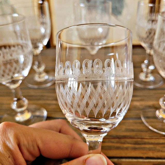Verres à vin blanc en cristal guilloché, jambe travaillée