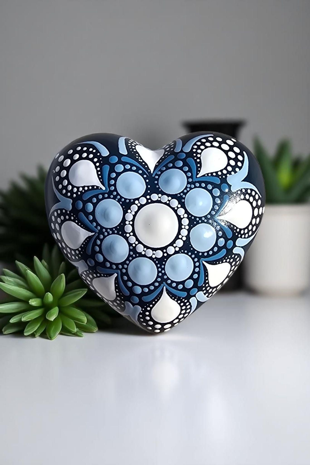 Petit coeur mandala bleu et blanc en plâtre résine 