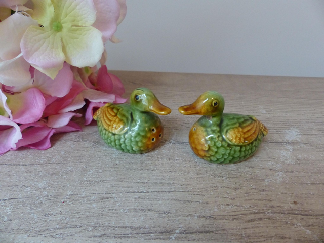 Ensemble salière et poivrière en forme de canards barbotine verts et jaunes, Canards décoration cuisine, canards shakers céramique vintage