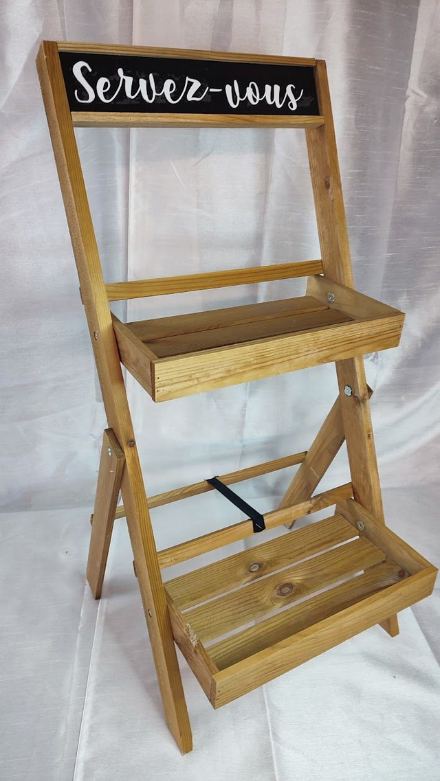 Présentoir en bois à 2 étages.