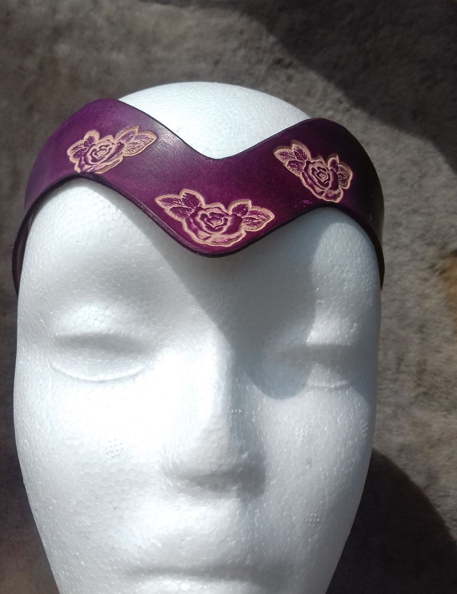 Diadème Roses Pourpres – Cuir Teinté , Élégance Florale 