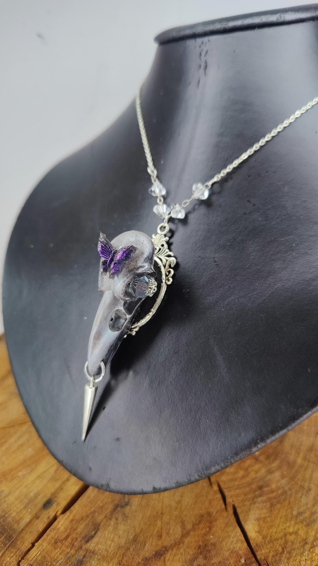 Collier crâne de corbeau steampunk et papillons violet 