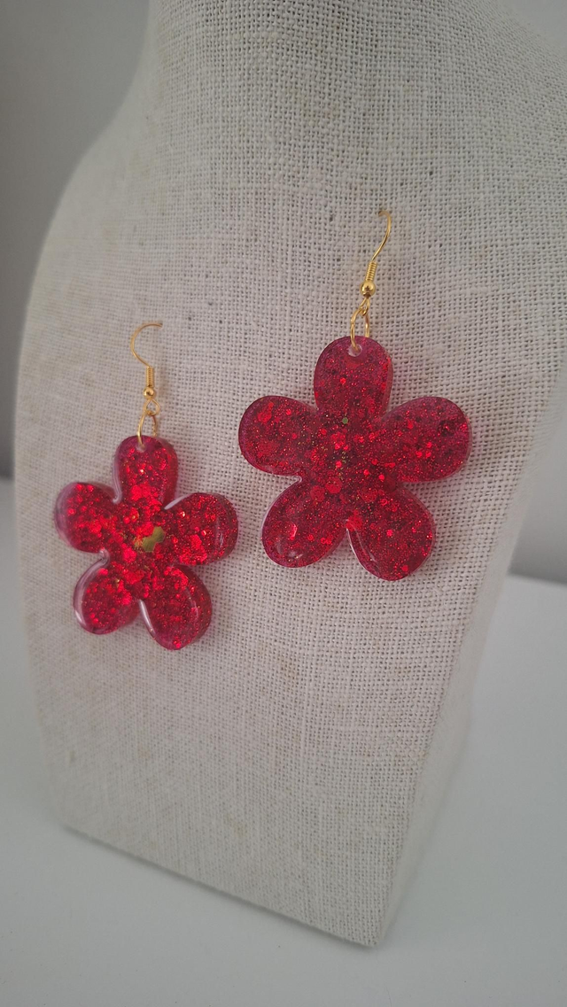 Boucles oreilles fleurs roses et paillettes dorées 