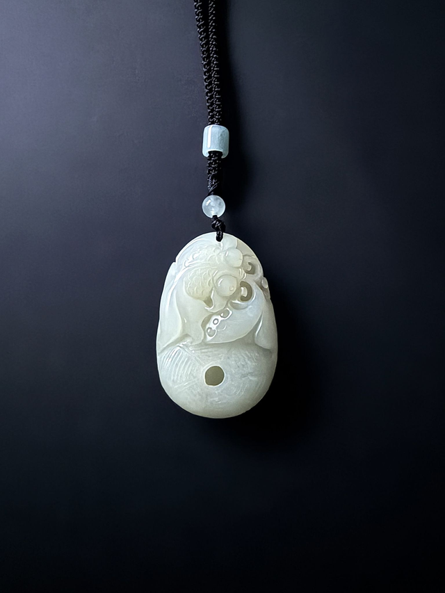 Collier en jade hetian sculpté en "lián nián yǒu yú"