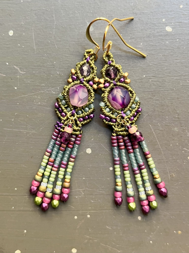 Boucles d'oreilles en macramé et perles vert d'eau et violet