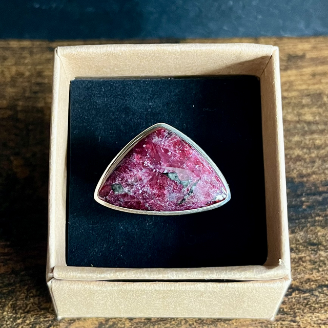 Bague en argent et Eudialyte de Russie - Taille 53 réglable