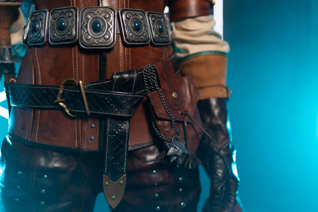 Ceinture en cuir, couture sellier au lin poussé, cuir teint, motifs fait par repoussage, fait entièrement main, pour femme taille M 