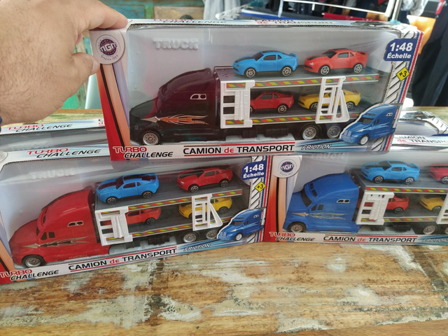 CAMION DE TRANSPORT AVEC 4 VOITURES