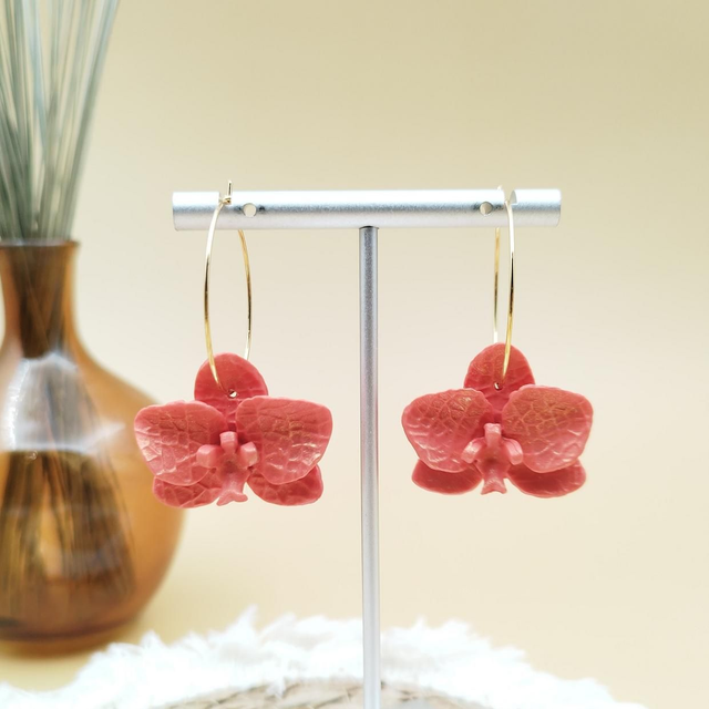 Boucles d&#039;oreilles Créoles &quot;Orchidée&quot; Corail et Dorée