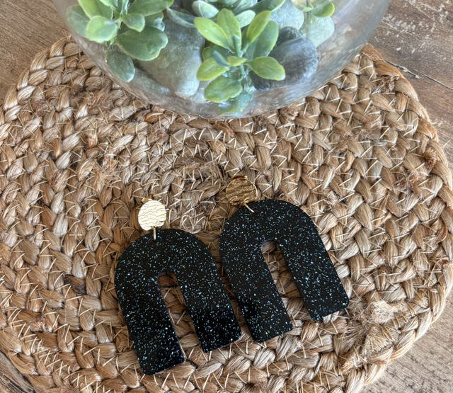 Boucles d’oreilles résine pailletées et acier inoxydable doré 