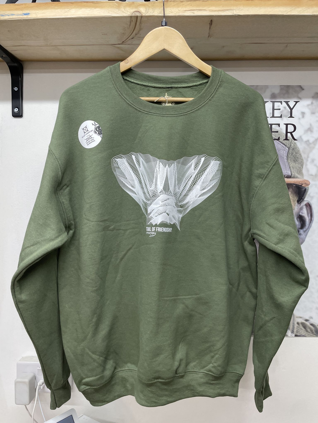 TAIL OF FRIENDSHIP CREWNECK I OLIVE