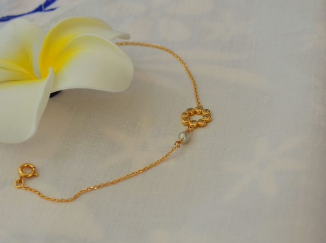 Bracelet plaqué or 18,5 cm - médaillon rond avec brillants - petit keshi (1)