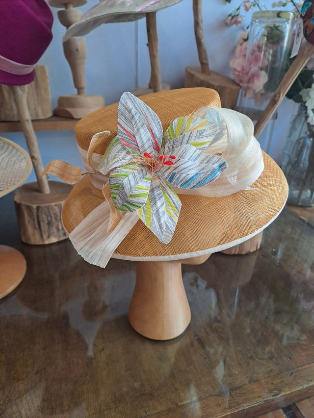 Modèle "Astride" capeline clochante en sisal tons orangé