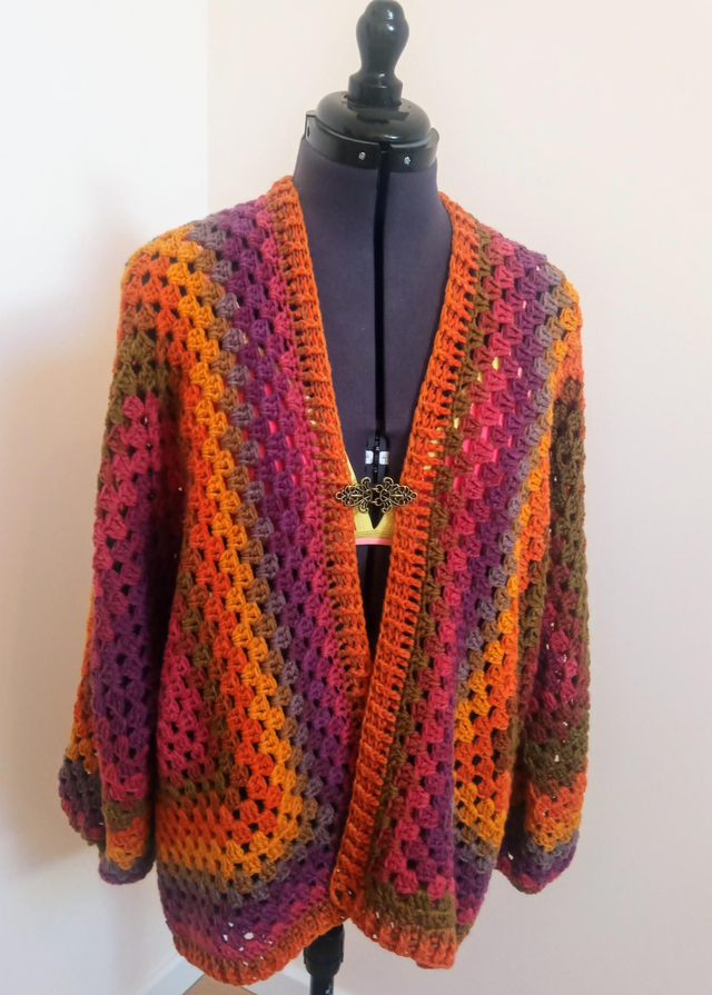 Kimono au crochet multicolore – Pièce unique 🧶🌈
Un look bohème, chaud et plein de peps !
