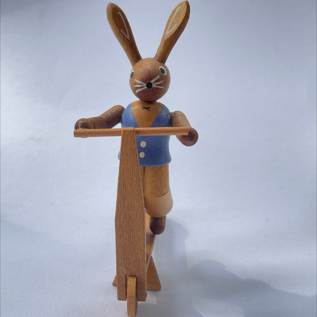 Osterhase auf Roller Erzgebirge 