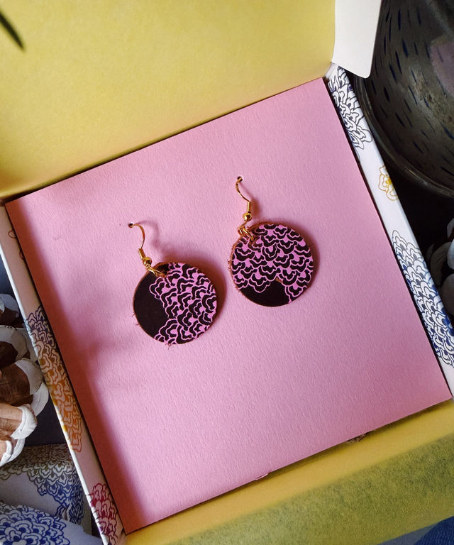 Ohrringe klein aus Rindsleder Siebdruck rosa (inkl. Geschenkbox)