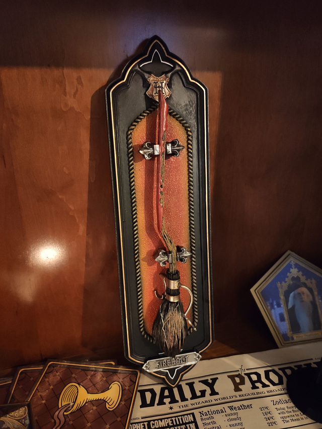 Plaque murale balai Éclair de Feu Harry Potter