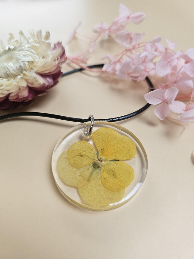 Pendentif en résine - Rond transparent fleur jaune