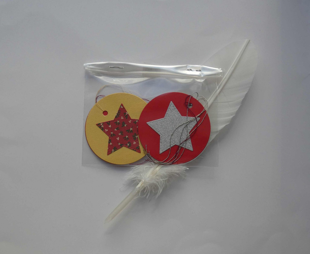 étiquettes cadeaux rondes argentées, rouges et dorées avec étoiles